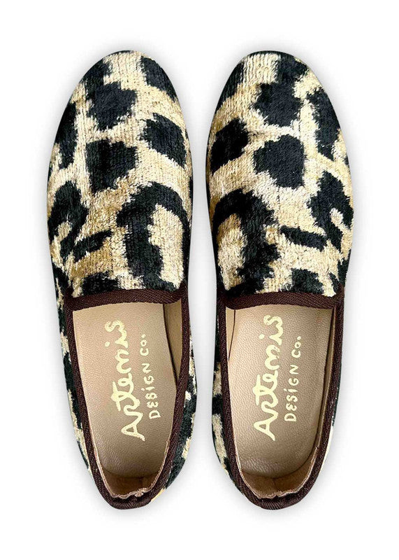 Artemis presents its women's leopard smoking shoe design in a captivating color combination of khaki and black. The khaki hue offers a natural and earthy touch, perfectly complemented by the sleek and timeless black accents. (Front View)