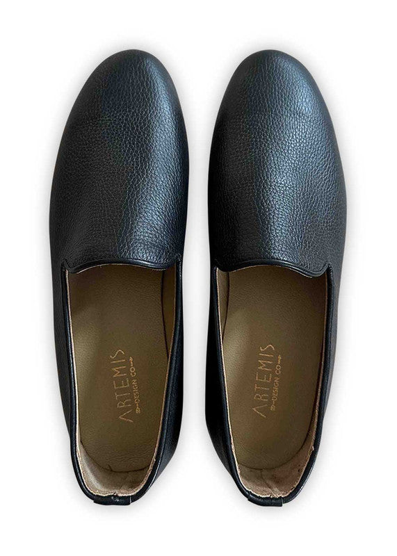 Introducing Artemis Design Co Men's Loafers in classic black. Meticulously crafted for style and comfort, these loafers exude sophistication and versatility. Perfect for both formal occasions and everyday wear, their timeless design ensures effortless elegance with every step. Elevate your footwear collection with Artemis Design Co Men's Loafers in sleek black, the epitome of refined style. (Front View)