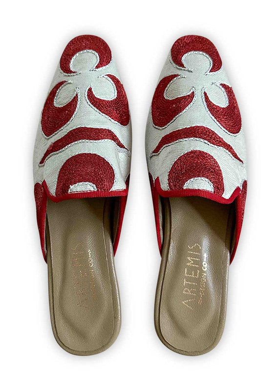  Introducing Artemis Design Co Women's Mules, a striking fusion of classic charm and modern flair, in a captivating color combination of white and red. These meticulously crafted mules effortlessly blend bold hues for a sophisticated yet vibrant look. Whether you're dressing up for a special occasion or adding a pop of color to your everyday ensemble, these mules offer both style and comfort. (Front View)