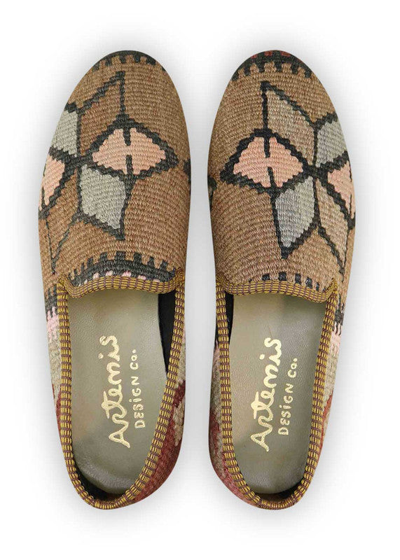 The Artemis Men's Loafers exhibit a stylish array of colors, including beige, black, green, dark grey, pink, and maroon. These loafers seamlessly blend the classic appeal of beige and black with the freshness of green, complemented by the neutral tones of dark grey and the vibrant accents of pink and maroon.  (Front  View)