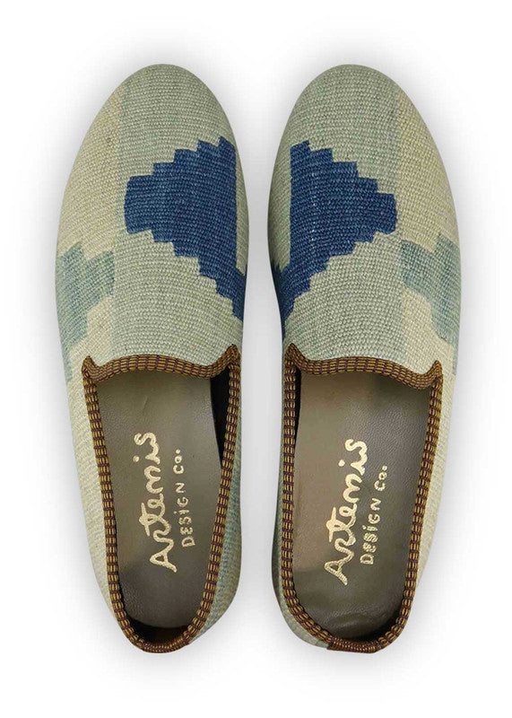 The Artemis Men's Loafers epitomize sleek elegance with a refined color combination of grey, blue, and dark grey. These loafers seamlessly blend the timeless appeal of grey and dark grey with the calming hues of blue, resulting in a sophisticated and versatile color palette. ( Front View)