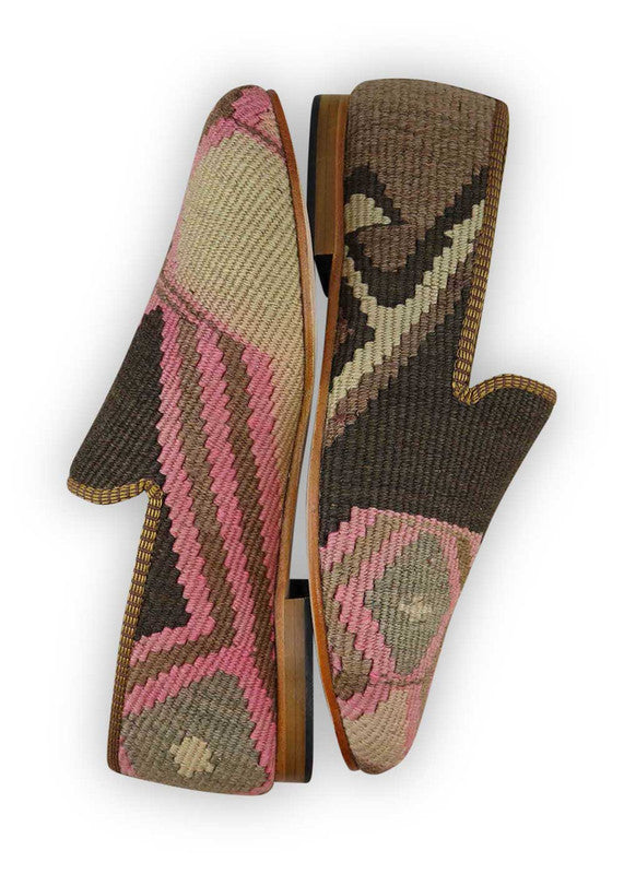 The Artemis Men's Loafers showcase a refined blend of colors, including pink, khaki, beige, grey, black, and brown. These loafers elegantly combine the softness of pink with the earthy tones of khaki, beige, and brown, balanced by the neutrality of grey and the classic appeal of black. The result is a harmonious and versatile color combination that exudes modernity and sophistication. (Side View)