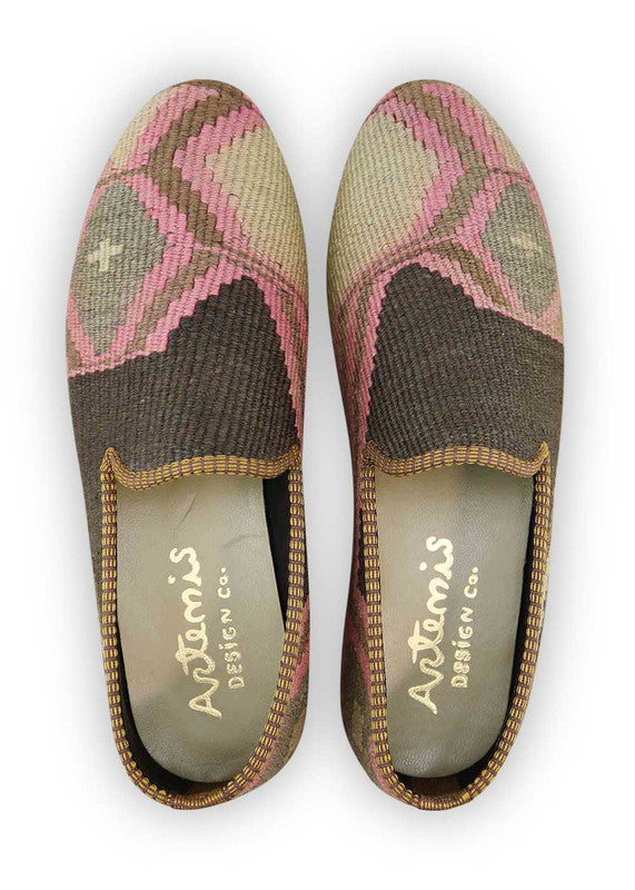 The Artemis Men's Loafers showcase a refined blend of colors, including pink, khaki, beige, grey, black, and brown. These loafers elegantly combine the softness of pink with the earthy tones of khaki, beige, and brown, balanced by the neutrality of grey and the classic appeal of black. The result is a harmonious and versatile color combination that exudes modernity and sophistication. (Front View)