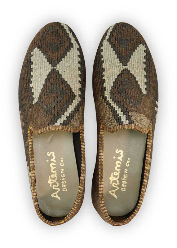  The Artemis Men's Loafers showcase a harmonious fusion of colors, including brown, khaki, white, pink, and grey. These loafers artfully blend the warmth of brown and khaki with the freshness of white, delicate touches of pink, and the neutrality of grey. (Front View)