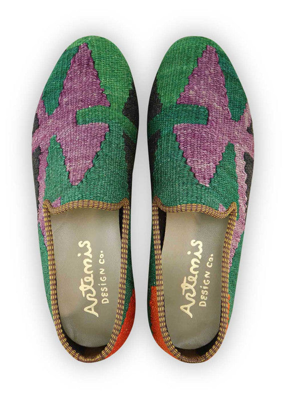 The Artemis Men's Loafers harmonize a unique blend of colors, featuring green, black, orange, and lilac. These loafers skillfully combine the freshness of green with the classic appeal of black, complemented by energetic bursts of orange and delicate touches of lilac. (Front View)