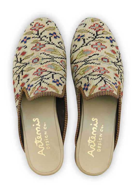 Artemis Design & Co presents Men's Slippers in a sophisticated color palette, featuring khaki, maroon, peach, black, grey, and brown. Unwind in style with these meticulously crafted slippers that seamlessly blend comfort and fashion. The earthy tones and muted hues create a timeless aesthetic, making these slippers a versatile choice for the modern man. (Front View)