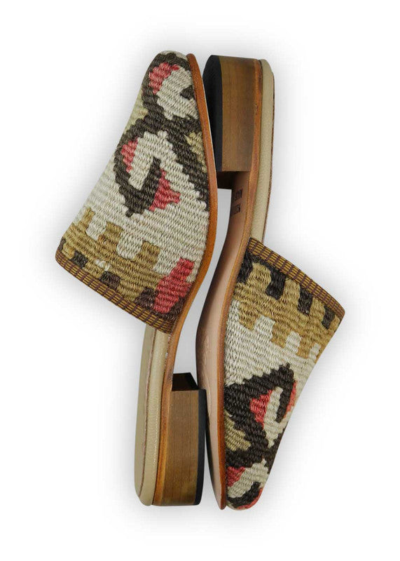 The Artemis Women's Slides present a warm and earthy color combination of red, brown, khaki, and off white. These slides feature a blend of rich and natural tones, creating a cozy and versatile look. Whether you're relaxing at home or stepping out for a casual occasion, these slides are the perfect choice. (Side View)