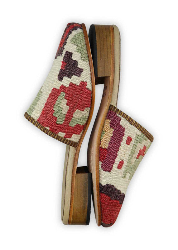 The Artemis Women's Slides exhibit a harmonious color combination of khaki, beige, red, purple, and green. These slides offer a balanced blend of earthy and bold tones, creating a versatile and stylish look. Whether you're enjoying a leisurely day or stepping out for a casual outing, these slides are the perfect choice. (Side View)