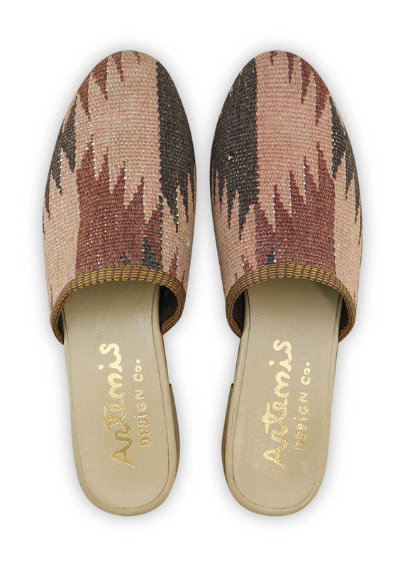 The Artemis Women's Slides exhibit an elegant color combination of black, rose gold, and brown. These slides offer a sophisticated blend of neutral and metallic tones, creating a stylish and refined look. Whether you're lounging at home or stepping out for a casual outing, these slides are the perfect choice. (Front View)
