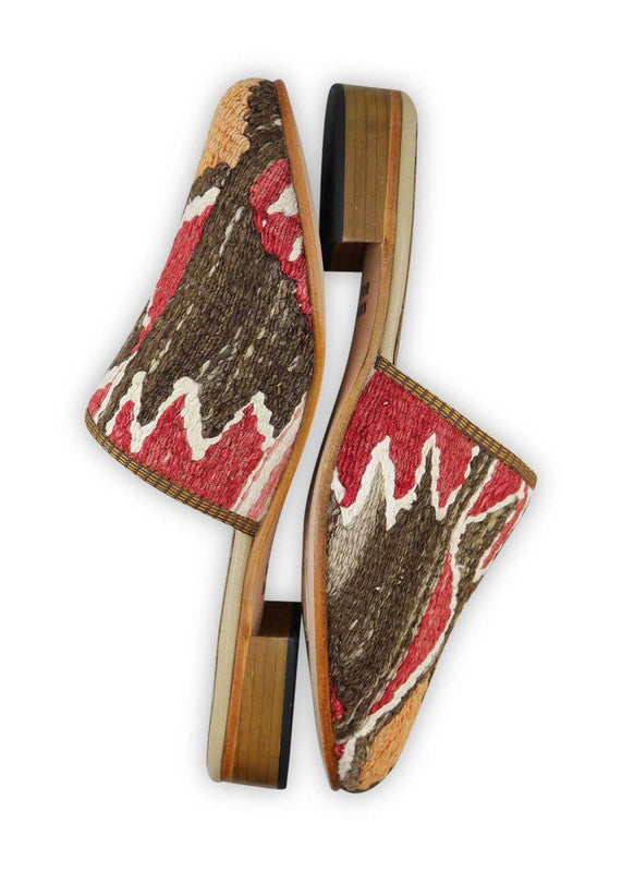 The Artemis Women's Slides showcase a harmonious color combination of red, white, brown, and khaki. These slides offer a balanced blend of warm and neutral tones, creating a versatile and stylish look. Whether you're lounging at home or stepping out for a casual outing, these slides are the perfect choice.(Side View)