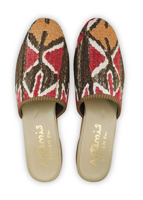 The Artemis Women's Slides showcase a harmonious color combination of red, white, brown, and khaki. These slides offer a balanced blend of warm and neutral tones, creating a versatile and stylish look. Whether you're lounging at home or stepping out for a casual outing, these slides are the perfect choice.(Front View)