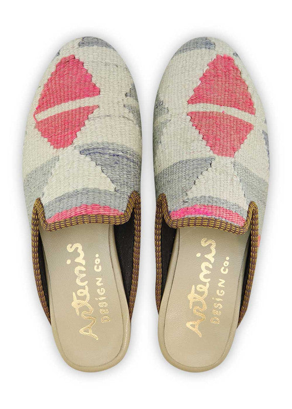 The Artemis Women's Slippers showcase a harmonious blend of colors, featuring white, grey, and pink. These slippers seamlessly merge the clean and timeless appeal of white with the neutral tones of grey, complemented by the soft elegance of pink. (Front View)