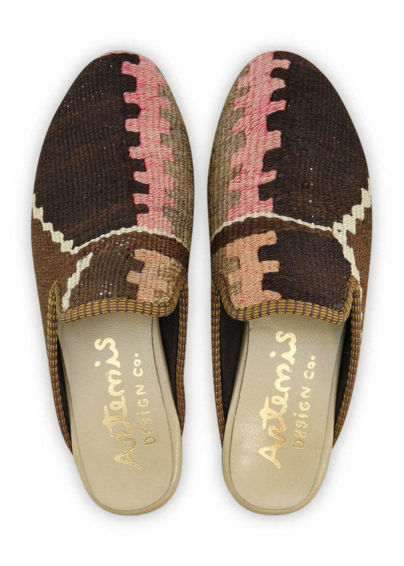 The Artemis Women's Slippers radiate a harmonious blend of colors, featuring grey, pink, brown, white, and dark brown. These slippers seamlessly merge the neutral tones of grey and white with the soft elegance of pink and brown, complemented by the rich depth of dark brown. (Front View)