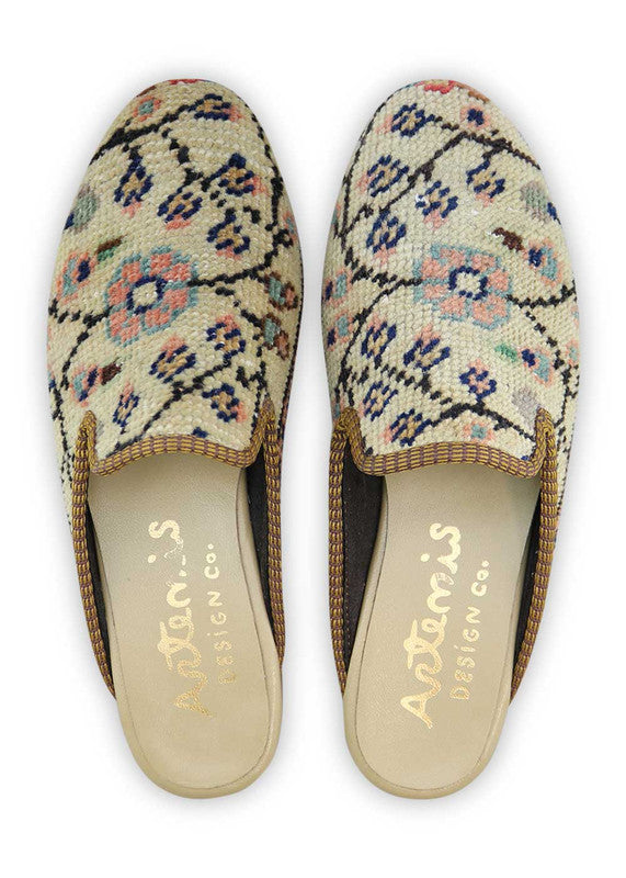 The Artemis Women's Slippers embody a sophisticated blend of colors, featuring khaki, blue, white, black, and peach. These slippers seamlessly merge the natural charm of khaki with the calming tones of blue and white, complemented by the classic appeal of black and the softness of peach.  (Front View)