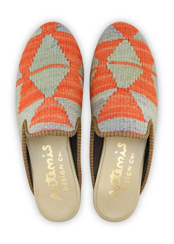 The Artemis Women's Slippers offer a playful blend of colors, featuring grey, orange, and pink. These slippers seamlessly merge the neutral tones of grey with the vibrant bursts of orange and the soft elegance of pink. The result is a harmonious and dynamic color combination that exudes both modern style and a touch of whimsy. (Front View)