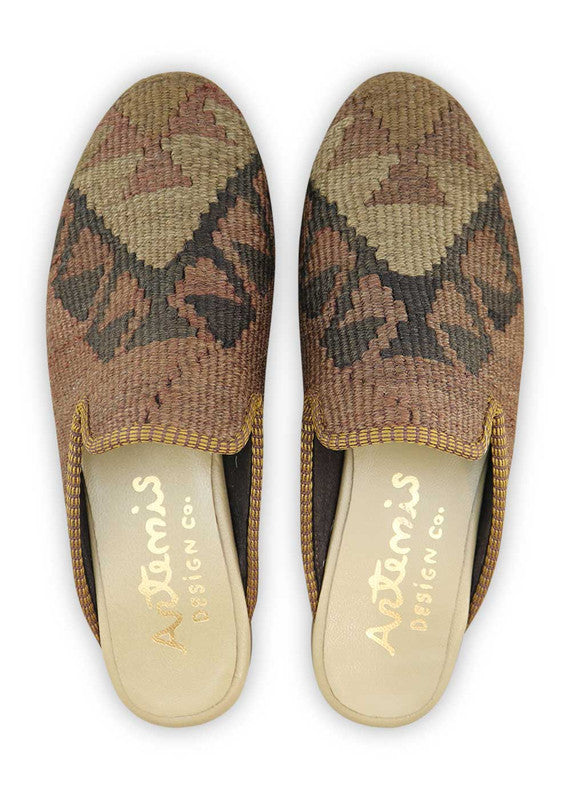 The Artemis Women's Slippers exude understated elegance with a color combination that harmonizes brown and dark grey. These slippers seamlessly blend the natural warmth of brown with the neutrality of dark grey, creating a refined and versatile color palette. (Front View)