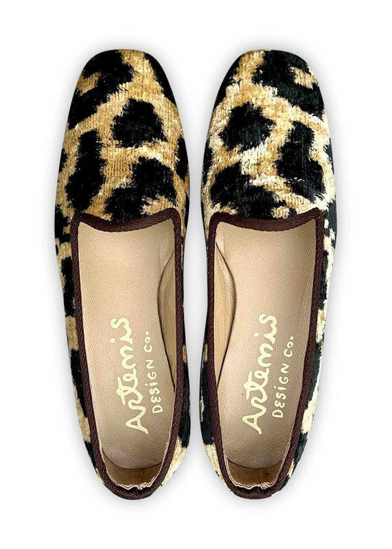 Artemis presents its women's leopard loafer shoe design in a captivating color combination of khaki and black. The khaki hue offers a natural and earthy touch, while the black accents add a sleek and timeless look. With Artemis women's leopard loafer shoes, you can effortlessly elevate your style with a blend of fierce leopard print, versatility, and a touch of sophistication. (Front View)