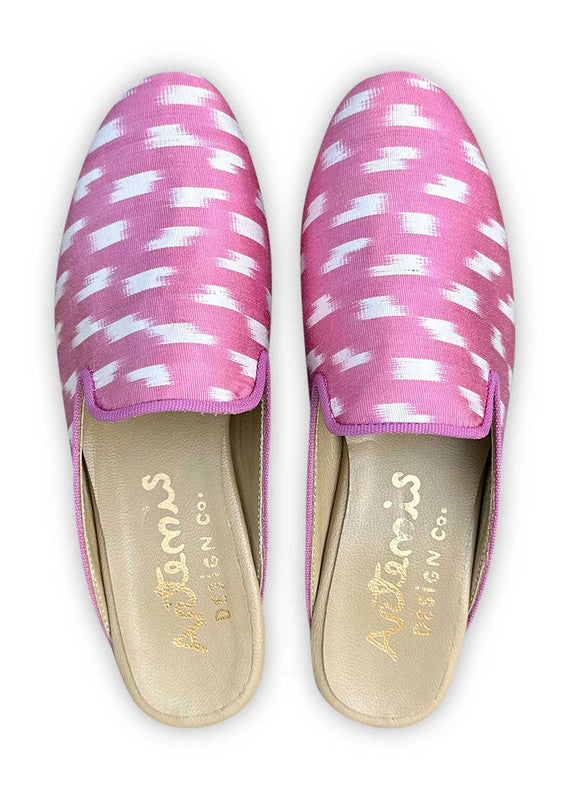 The Summer Silk Ikats slippers in a lovely color combination of white and pink are a stylish and comfortable choice for the summer season. Crafted from lightweight silk ikat fabric, these slippers feature a blend of colors that exude femininity and charm. The clean white base provides a fresh and versatile backdrop, while the soft pink accents add a touch of delicacy and playfulness. (Front View)