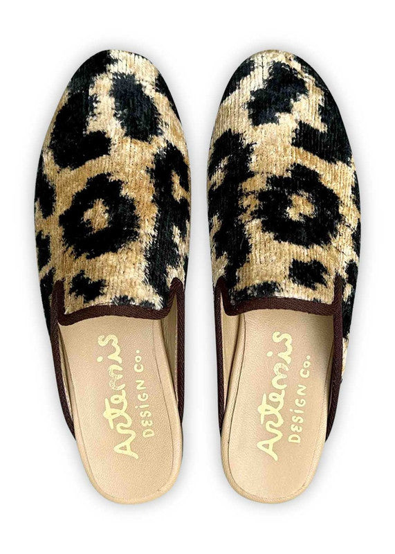 Artemis presents its women's slipper with a stylish leopard design in a captivating color combination. The khaki hue offers a natural and earthy touch, while the black accents add a sleek and timeless look. (Front View)