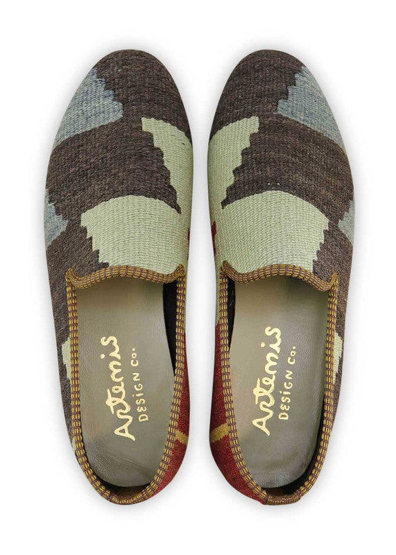 Artemis Shoes presents its men's loafers with a captivating color combination. The light grey offers a subtle and sophisticated tone, while the dark grey adds depth and versatility. The green hue brings a touch of nature-inspired charm, complemented by the rich maroon for a hint of elegance. The yellow accent injects a vibrant pop of energy. (Front View)