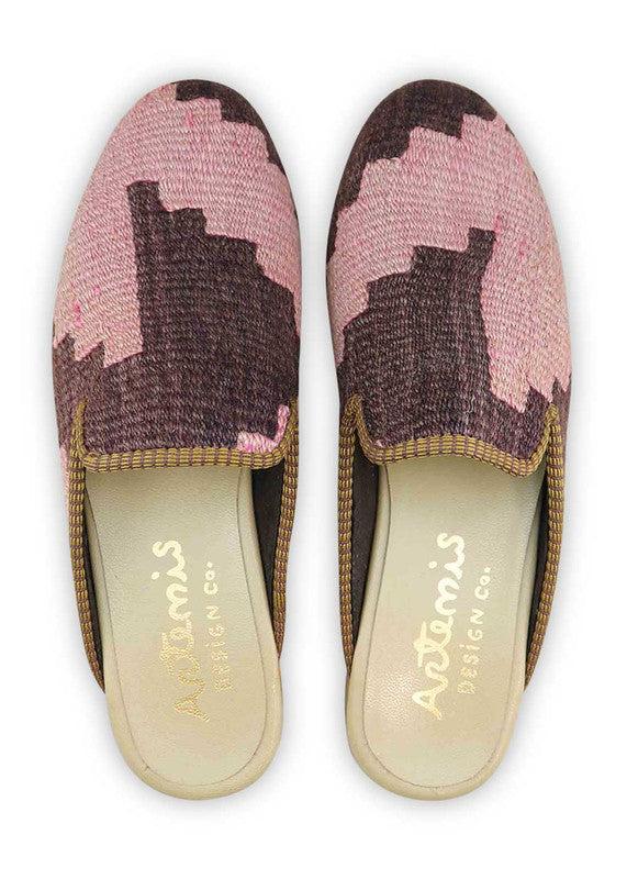 The Artemis Men's Slippers feature a soothing color combination of plum and lilac. These slippers offer a calm and relaxing blend of soft and subtle tones, creating a comfortable and stylish look. Whether you're unwinding at home or stepping out for a casual outing, these slippers are the perfect choice. (Front View)