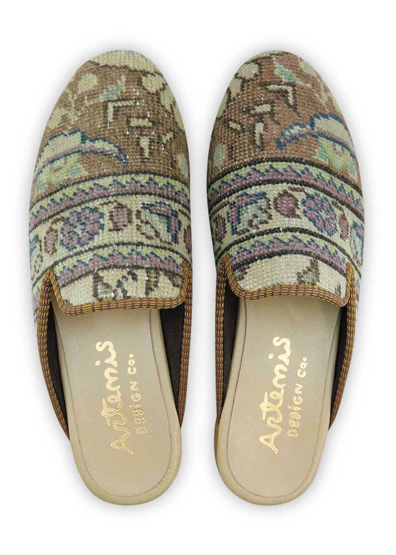 Artemis Men's Slippers in the color combination of khaki, light brown, blue, lilac, and light green offer a harmonious and soothing aesthetic. The khaki hue serves as a versatile and earthy base, while the light brown accents add warmth and depth. The touches of blue, lilac, and light green bring a fresh and vibrant element to the design. (Front View)
